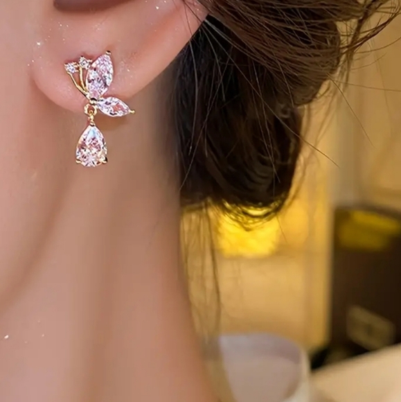 Elegant butterfly Vintage style pink glass Earrings - Picture 2 of 5